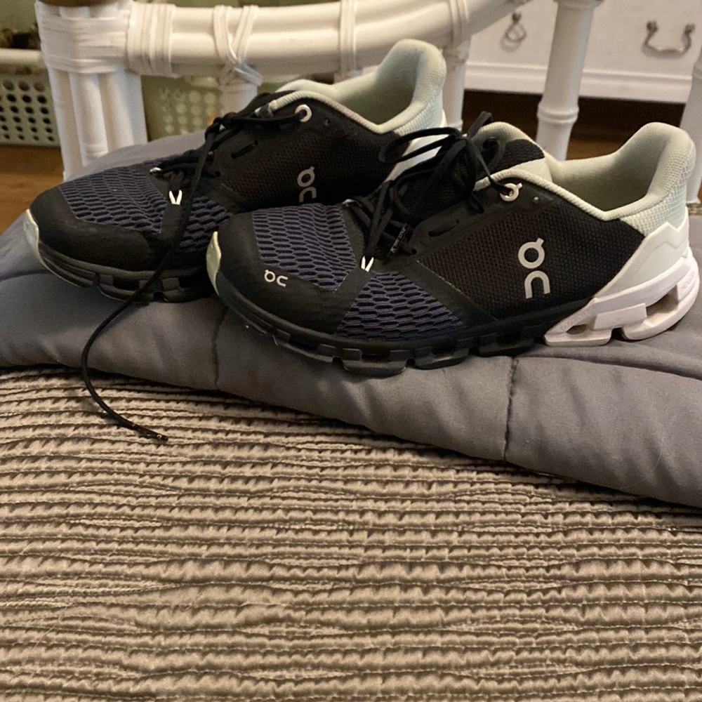 On sneakers shoes 8.5 size